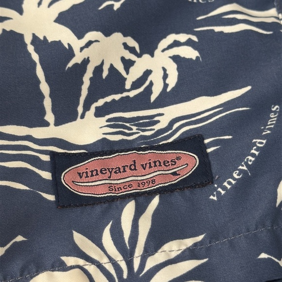 Men’s Vineyard Vines Blue and White Hawaiian extra large swim‎ shorts - Picture 2 of 6